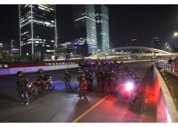 A breve distanza c'è una manifestazione in corso