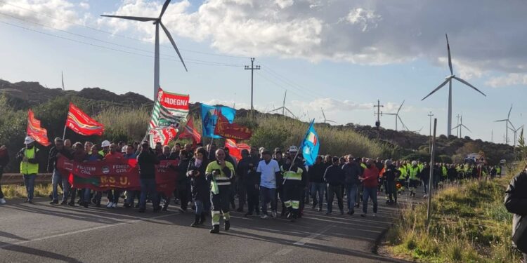 Corteo e blocco ai cancelli dei mezzi pesanti in sito Portoscuso