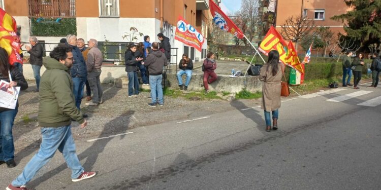 Tensione all'arrivo della sottosegretaria alla commemorazione