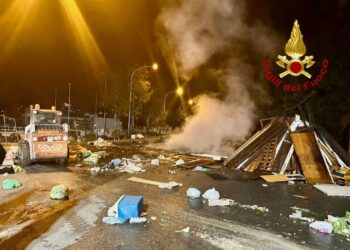 Due poliziotti e un vigile del fuoco colpiti da lancio di pietre