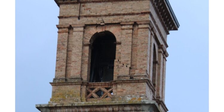 Struttura danneggiata e strada precauzionalmente chiusa