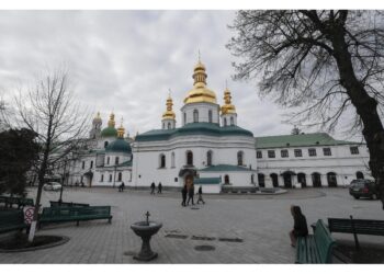 Centinaia di credenti al Kyiv Pechersk Lavra