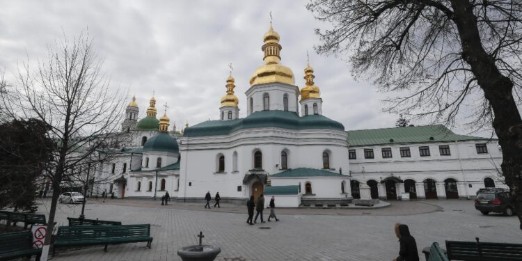 Centinaia di credenti al Kyiv Pechersk Lavra