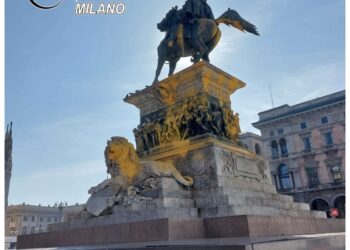 Vernice arancione sul monumento a Vittorio Emanuele II