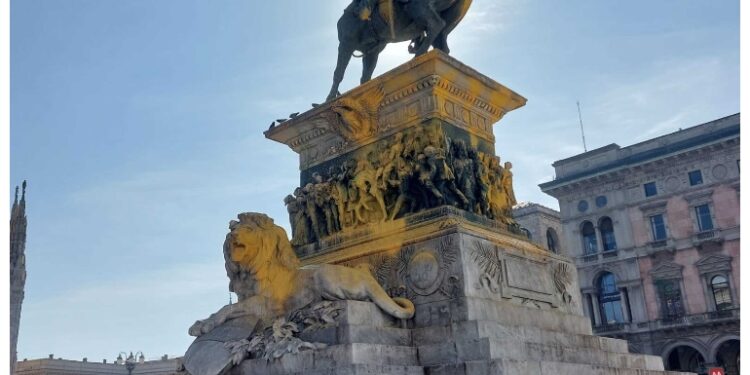 Vernice arancione sul monumento a Vittorio Emanuele II