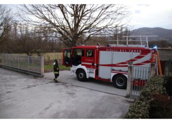 Vigili del fuoco al lavoro con cinque squadre