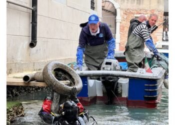 Si sono immersi in 2 rii. Raccolti tubi