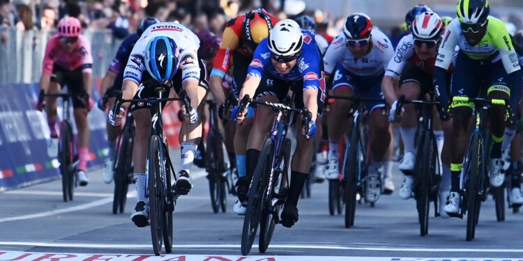 La volata vincente di Fabio Jakobsen (foto Gian Mattia D'Alberto/LaPresse)