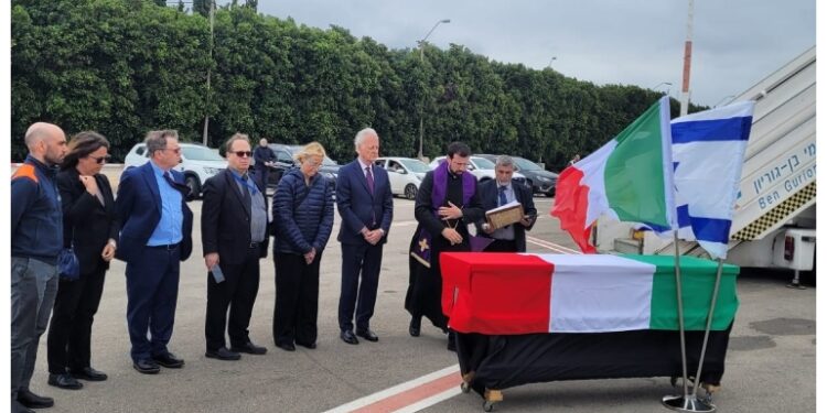 All'aeroporto i familiari insieme con Mattarella e Tajani