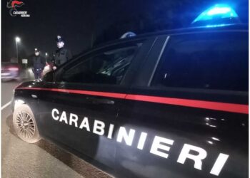 Carabinieri bersagliati con tutti gli oggetti a portata di mano