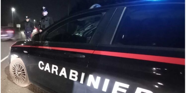 Carabinieri bersagliati con tutti gli oggetti a portata di mano