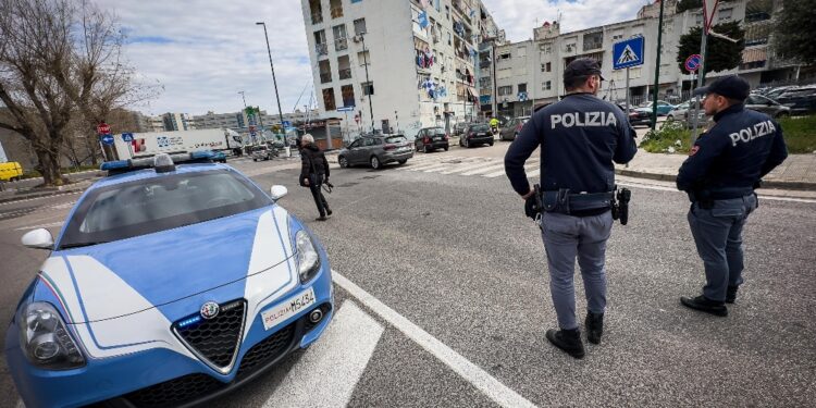 Aggressioni davanti ai figli.Dalla donna con liquido incendiario