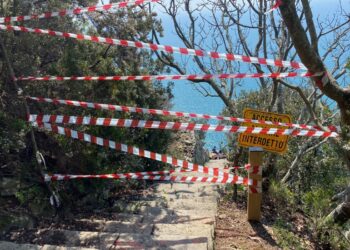 Vigili del fuoco e soccorso alpino hanno transennato il sentiero