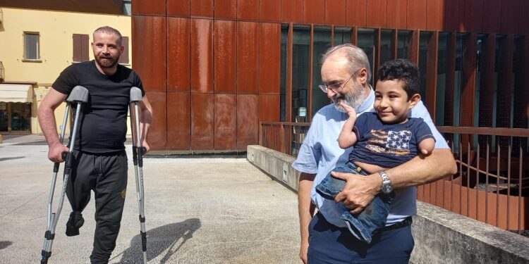 La sua foto col padre simbolo degli orrori della guerra in Siria