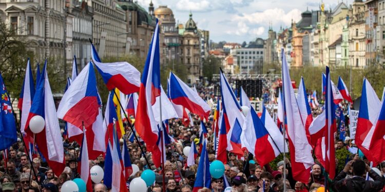 Chieste le dimissioni del governo e la pace in Ucraina