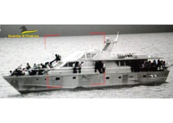 Avrebbero condotto yacht con 161 a bordo fino a coste Calabria