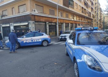 Indagine della polizia da tentati incendi in negozio a Torino