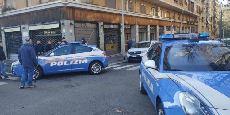 Indagine della polizia da tentati incendi in negozio a Torino