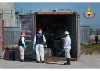 Intervento dei vigili del fuoco Nbcr con uno specialista