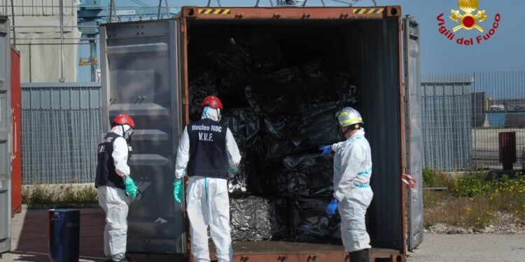 Intervento dei vigili del fuoco Nbcr con uno specialista