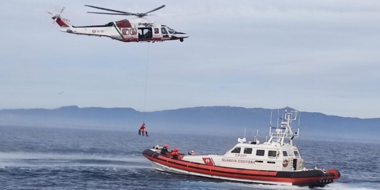 Motovedette Guardia Costiera fermate dal mare Forza 6