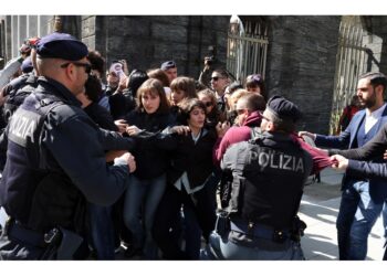 Una decina di ragazzi contestano il ministro alla Cattolica