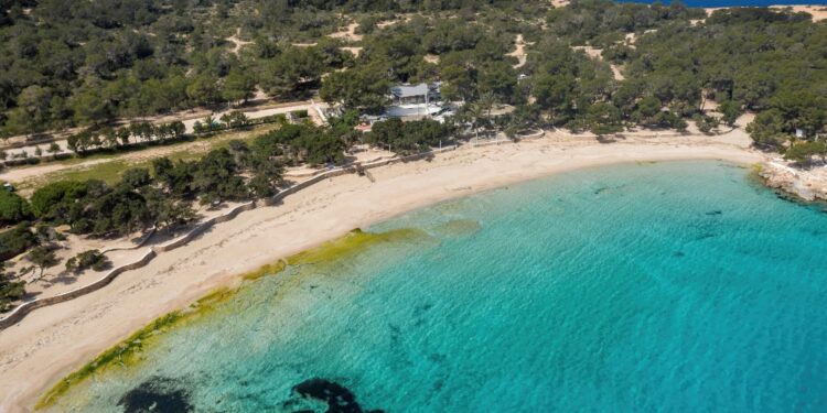 Sigarette proibite in diverse aree balneari di Maiorca e Ibiza