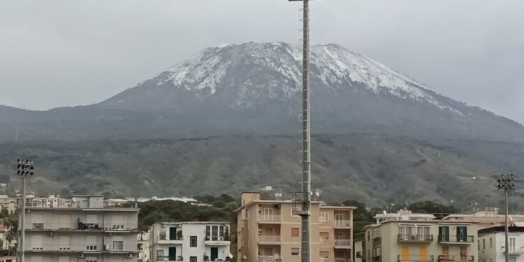 Grandinata si abbatte sulle città poste alle pendici del vulcano