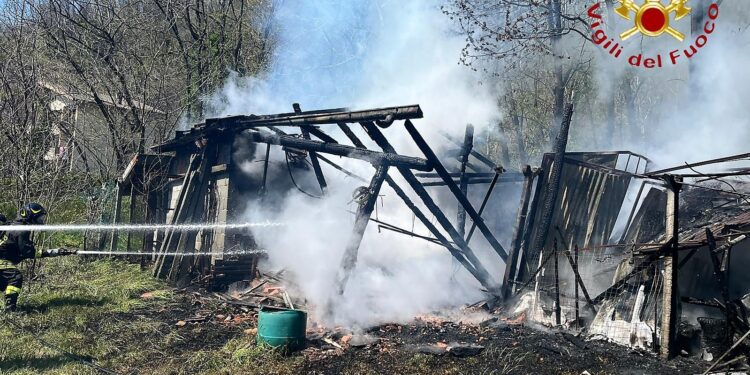 La baracca in fiamme a Gera Lario