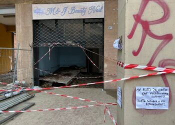 '1 euro una foto' davanti al negozio sventrato in via Saffi