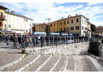 Fiori con presidio antifascista. Messa a Giulino di Mezzegra