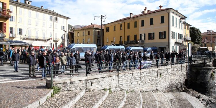 Fiori con presidio antifascista. Messa a Giulino di Mezzegra