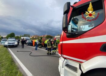 I vigili del fuoco li hanno estratti dall'abitacolo