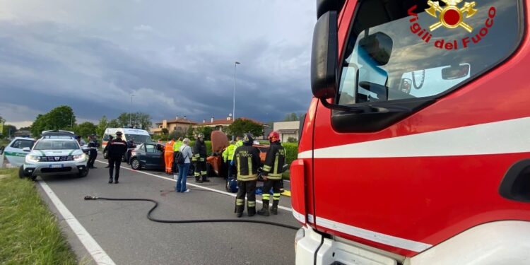 I vigili del fuoco li hanno estratti dall'abitacolo