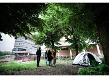 Gli universitari in protesta accampati fuori dal Campus Einaudi