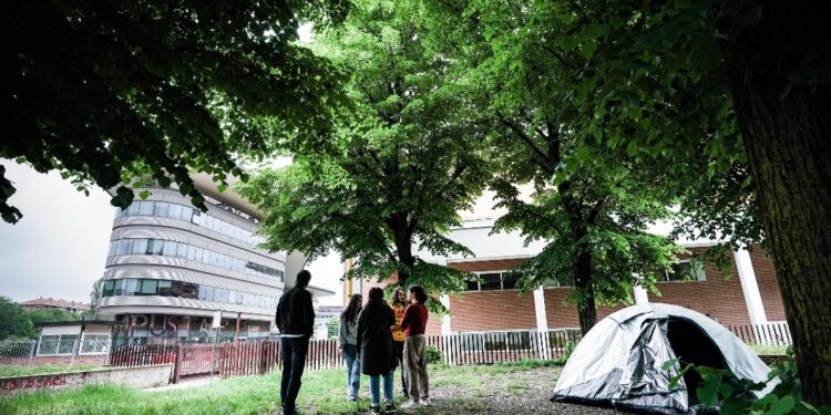 Gli universitari in protesta accampati fuori dal Campus Einaudi