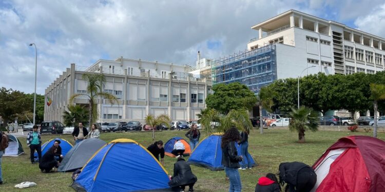 Il presidio rimarrà attivo in attesa incontro con vertici ateneo