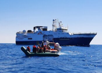 A bordo otto bambini e una donna incinta