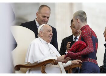 Un volontario che si traveste per far sorridere i bambini malati