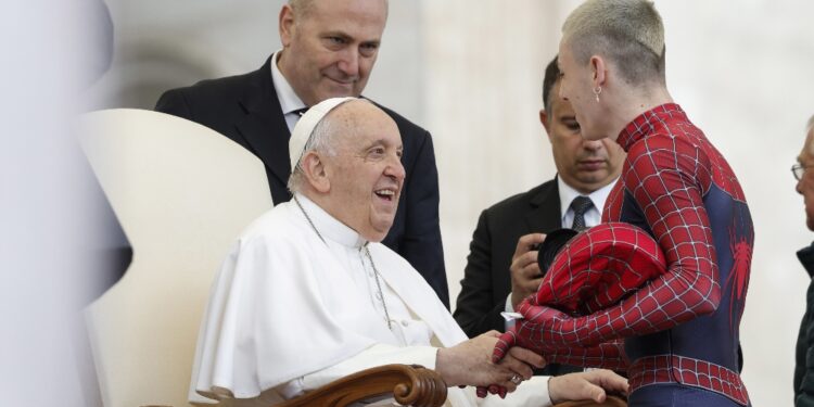 Un volontario che si traveste per far sorridere i bambini malati