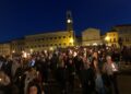 Giù saracinesche e luci dei locali al passaggio del corteo