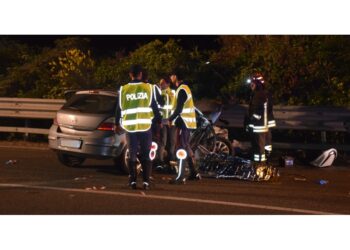 Quattro persone ferite. Coinvolte due auto e uno scooter