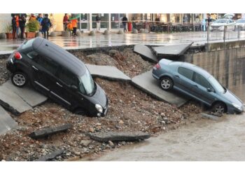 Ieri per la rottura di un argine 2 auto sono finite nel Naviglio