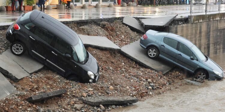 Ieri per la rottura di un argine 2 auto sono finite nel Naviglio