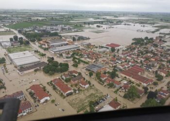 Marito e moglie agricoltori nella casa allagata dall'alluvione