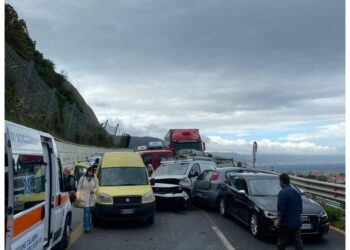 Coinvolti più mezzi. Disagi nel tratto tra S. Onofrio-Pizzo