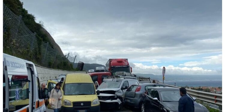 Coinvolti più mezzi. Disagi nel tratto tra S. Onofrio-Pizzo