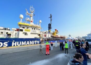 A bordo ci sono 88 persone tratte in salvo al largo della Libia