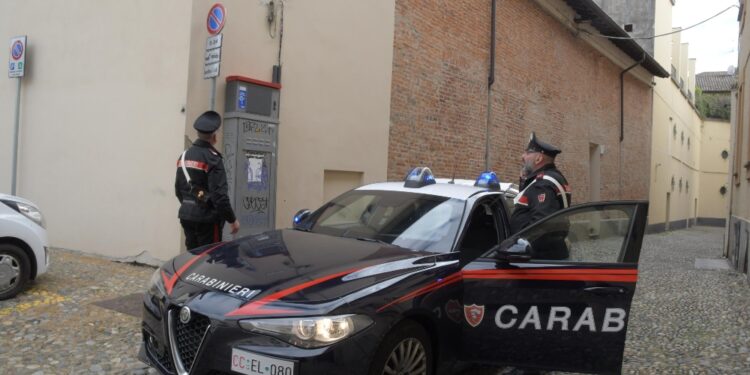 L'uomo è stato bloccato con il taser dai carabinieri nel Pavese