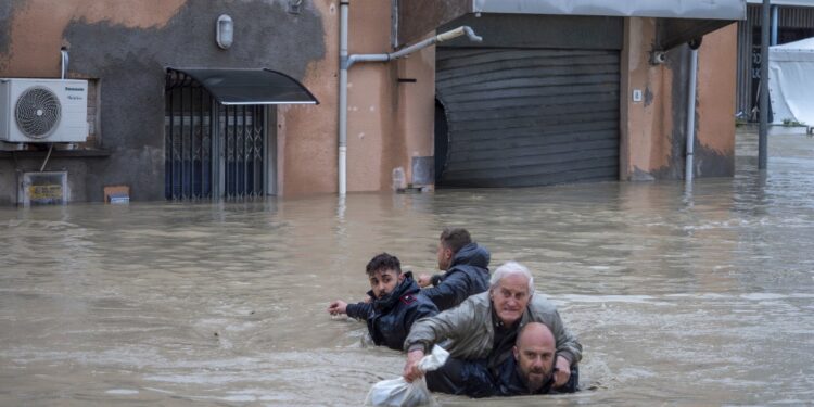 A Faenza l'acqua arriva nel centro della città